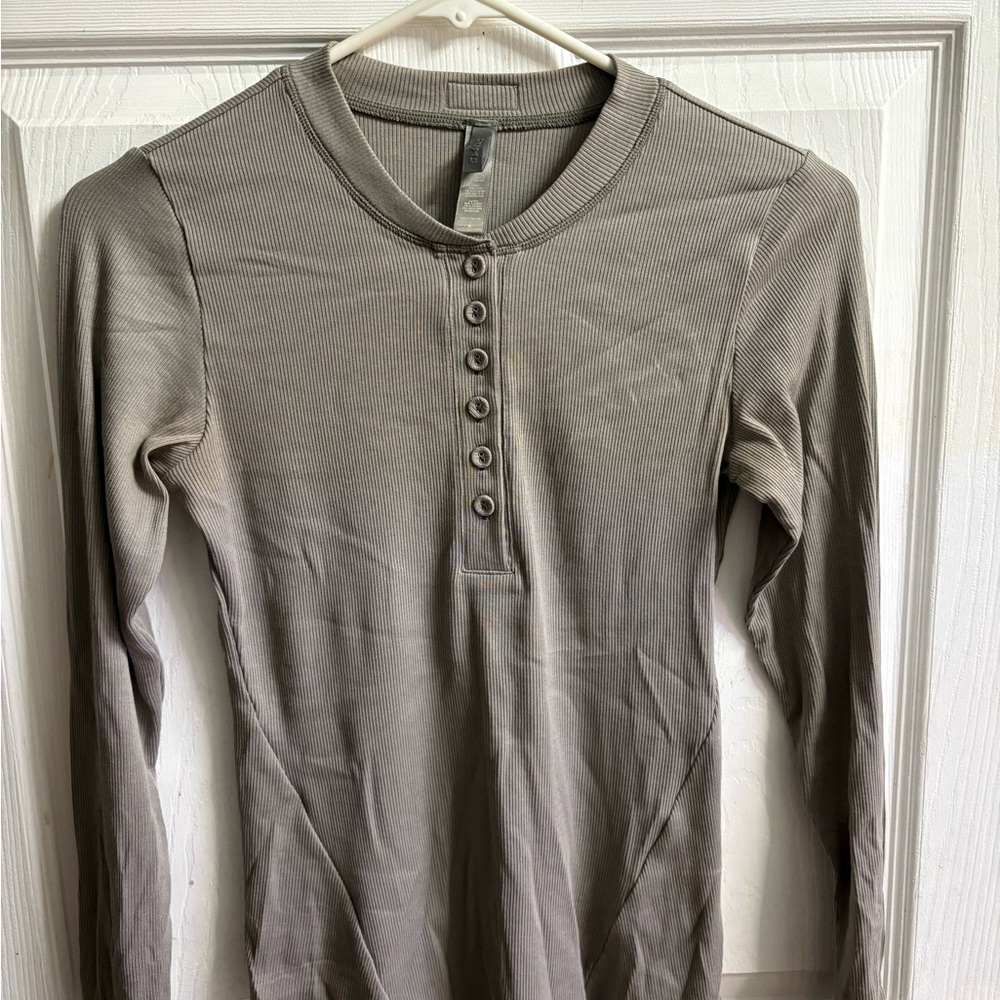 SKIMS Size M Cotton Rib Long Sleeve Henley Smoke Gray Ribbed shirt